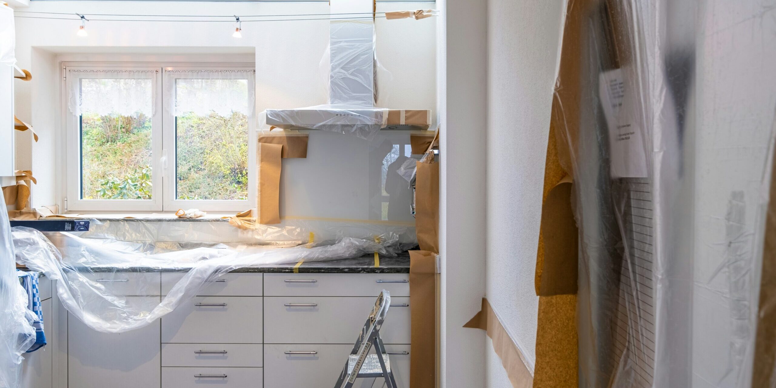 immo-renovation-UqNEbyRQ660-unsplash A kitchen mid-renovation